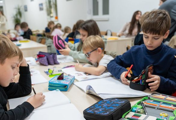 Učenici crtaju i pišu za klupama u učionici Clever škole