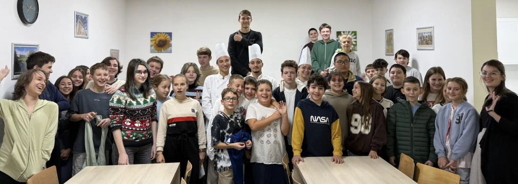 Učenici i nastavnici Clever škole na zajedničkoj fotografiji u učionici