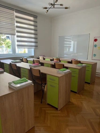 Svetla učionica sa zelenim klupama u Clever školi u Novom Sadu