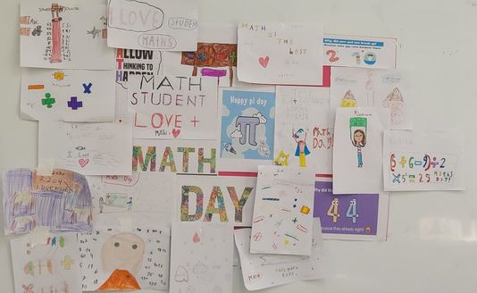 Dečji crteži za Dan matematike na zidu